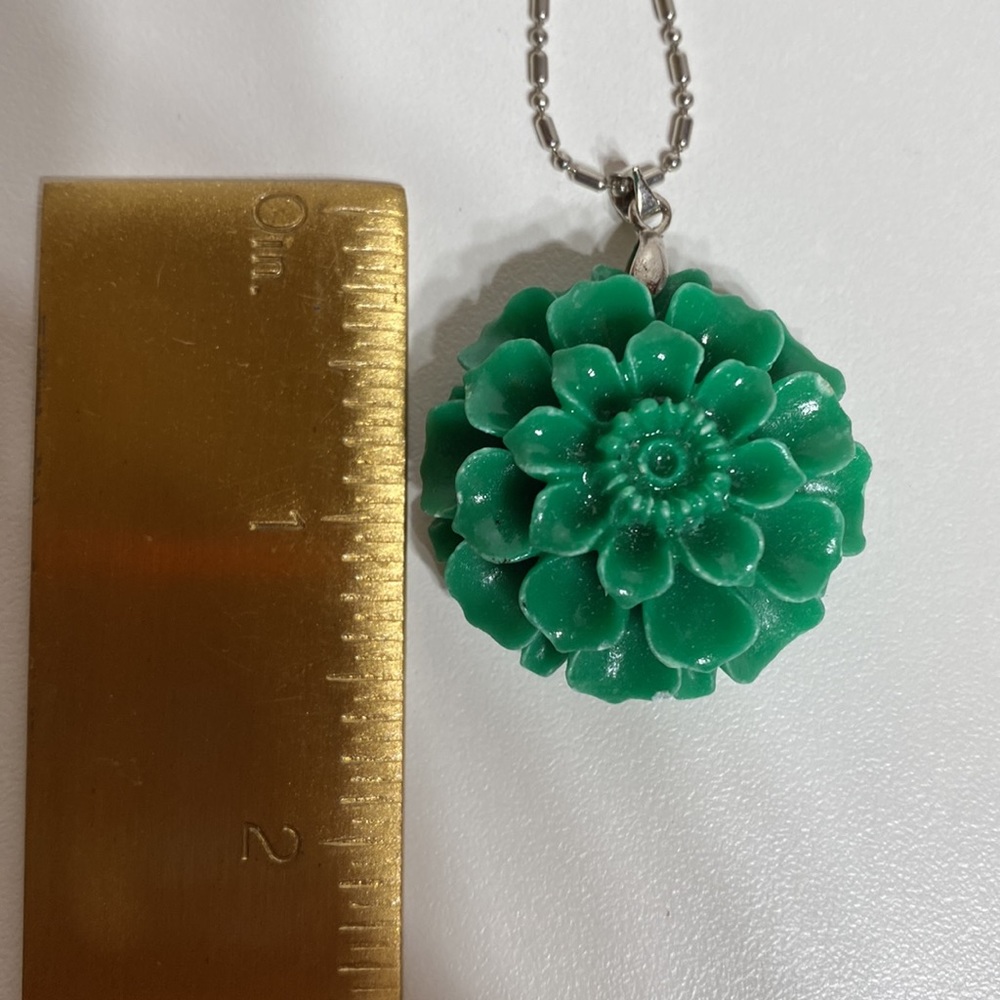 Green Resin Flower Pendant Necklace - Picture 10 of 10